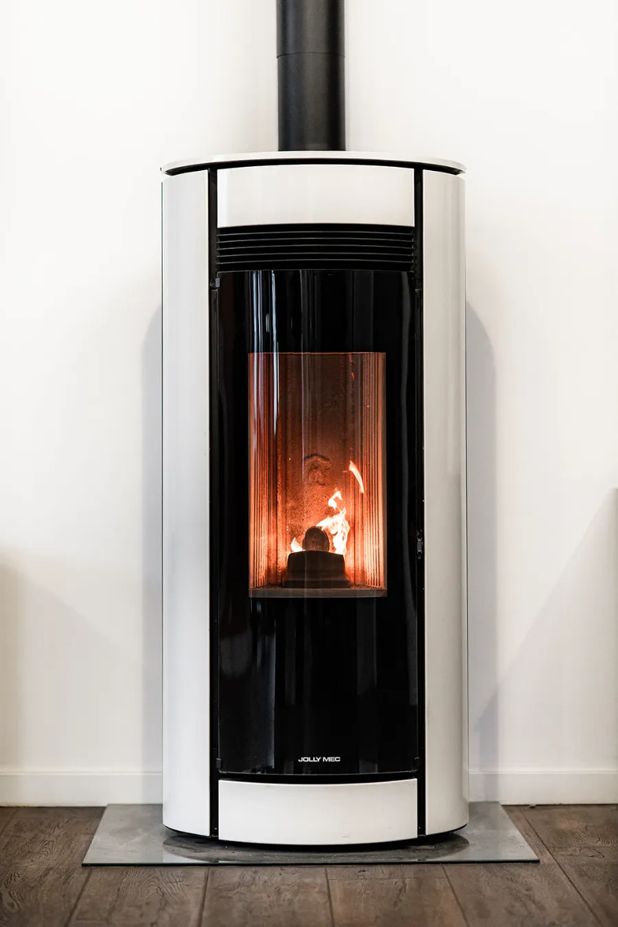 Poêle à granulés allumé dans un showroom ATRÉA
